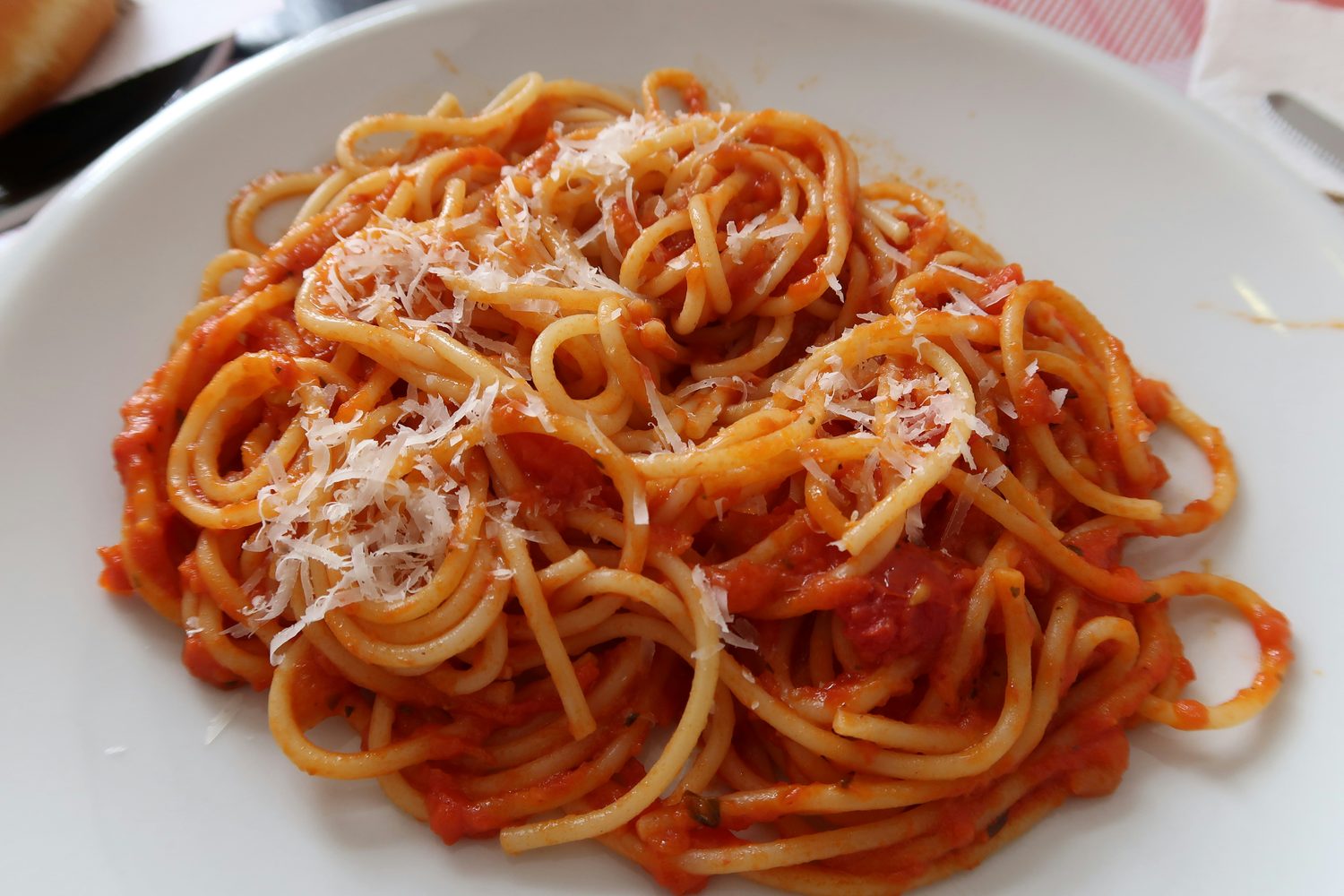 Spaghetti mit Tomatensauce und Parmesan